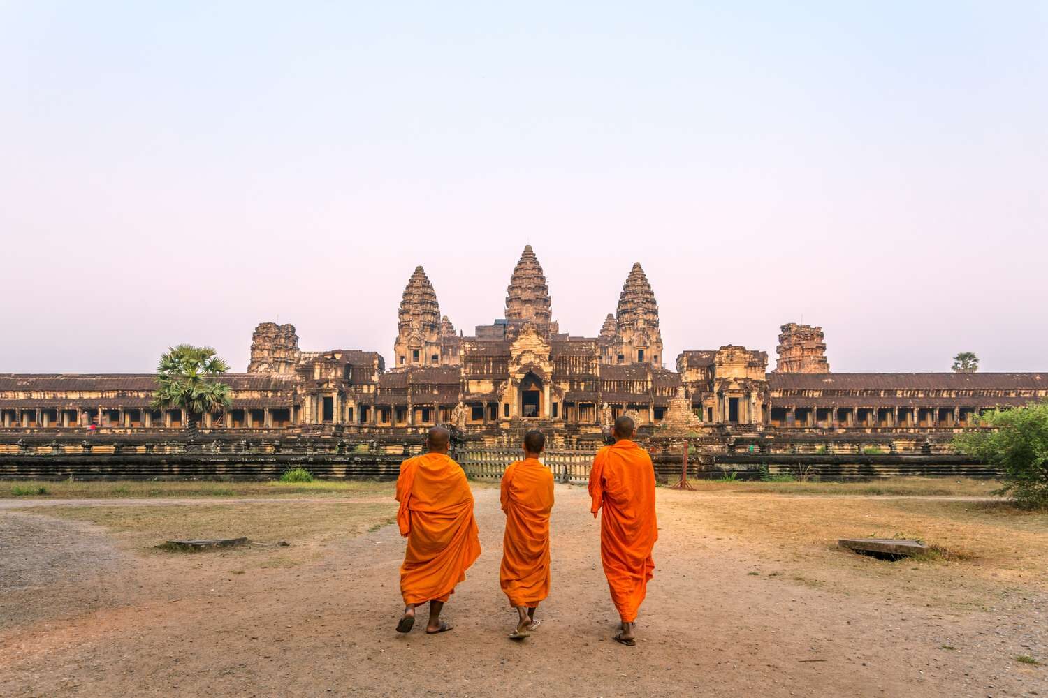 18-day-vietnam-cambodia-exploration-oc-tourist-angkor-wat-4