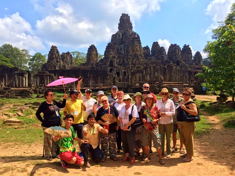 18-day-vietnam-cambodia-exploration-oc-tourist-angkor-wat-customers-photo-1