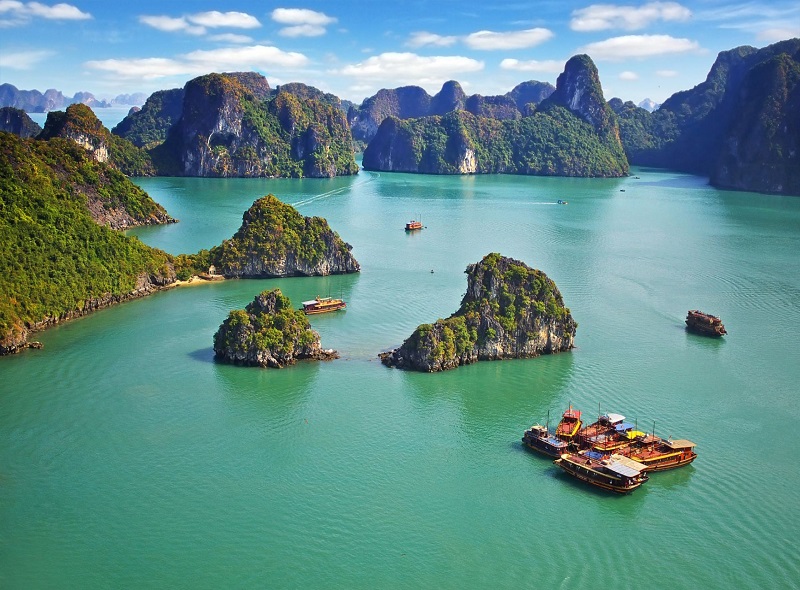 18-day-vietnam-cambodia-exploration-oc-tourist-halong-bay-1