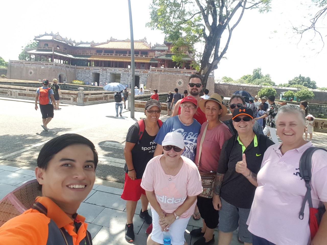 18-day-vietnam-cambodia-exploration-oc-tourist-hue-customers-photo-1